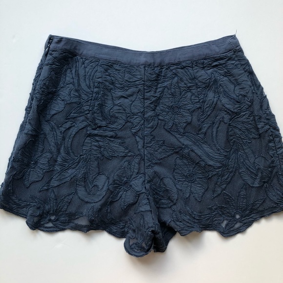 Abercrombie & Fitch navy floral shorts - Picture 4 of 4